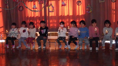 キャンドルサービスを楽しむ園児