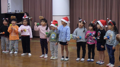 ベルの出し物をする園児