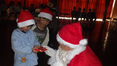 サンタさんからプレゼントをもらう園児