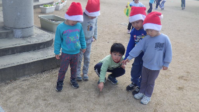 サンタの足跡を見つける園児