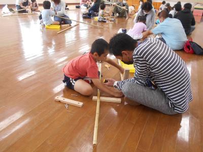 参観日竹馬づくり