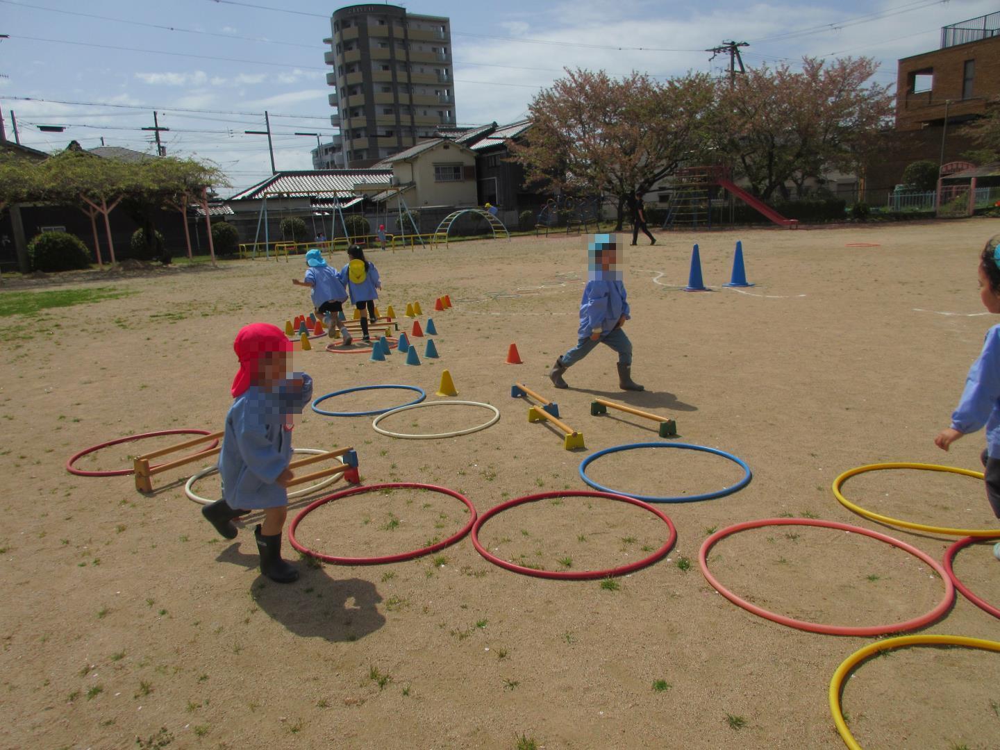 サーキット遊びをする幼児たち