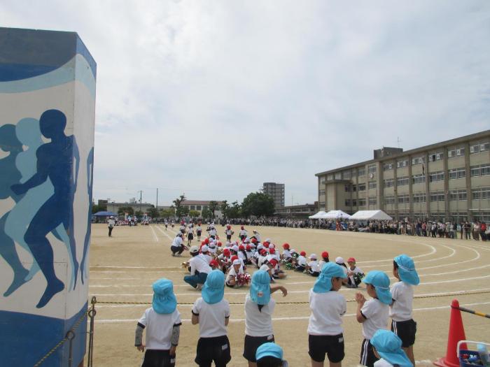 小学生の応援をする幼児たち