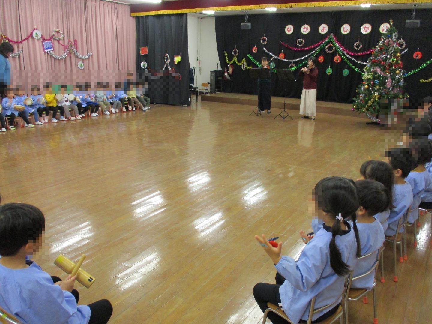 ヴァイオリンと一緒に演奏する子ども達