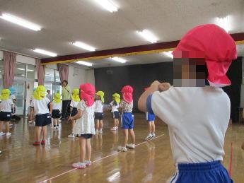 遊戯室で並んでダンスを踊る幼児たち