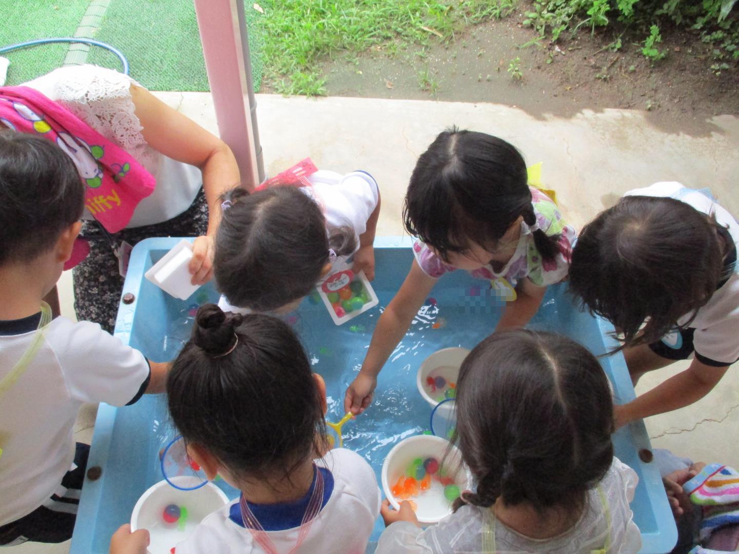 スーパーボールすくいをする幼児たち