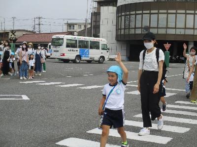 親子で横断歩道