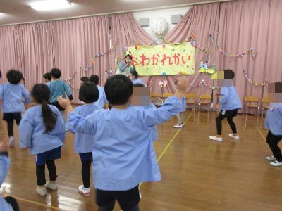 ダンスを踊る園児たち