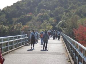 参加者が平荘湖ウォーキングを行っている様子の写真