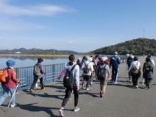 参加者が平荘湖ウォーキングを行っている様子の写真2