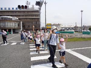 しっかり手を挙げて横断報道を渡るよ