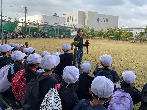 ショーに参加している鳥に釘付けの子どもたちの様子