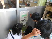 職員室の説明を真剣に見ている子ども達の写真