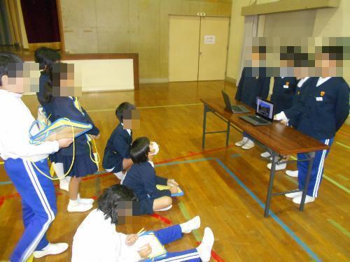 4年生に向けて、自然学校の説明をする様子
