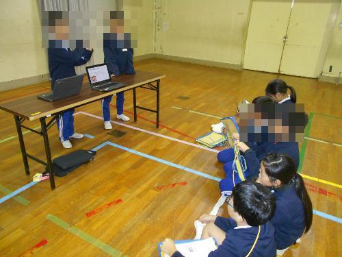4年生に向けて自然学校の発表をする様子