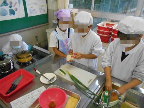 野菜を切る様子