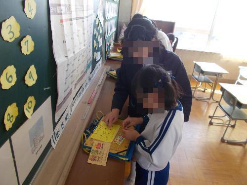 5年生が園児に部屋の案内をしている様子