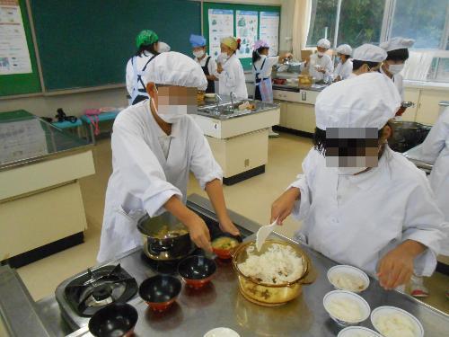 ご飯を茶碗に入れる様子