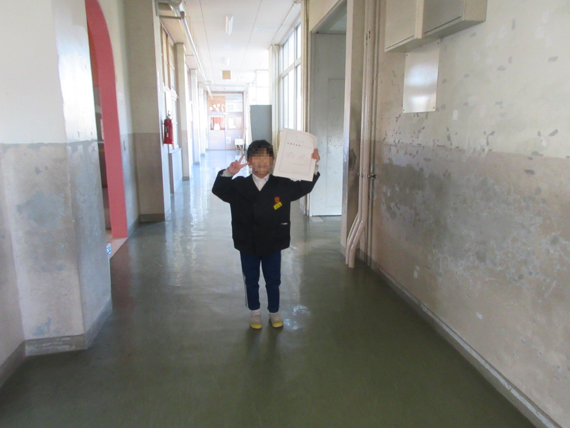 通知簿をもらった児童の様子