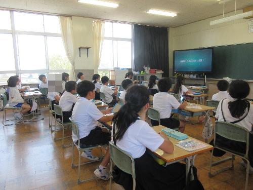 歯磨き大会の動画を見る様子