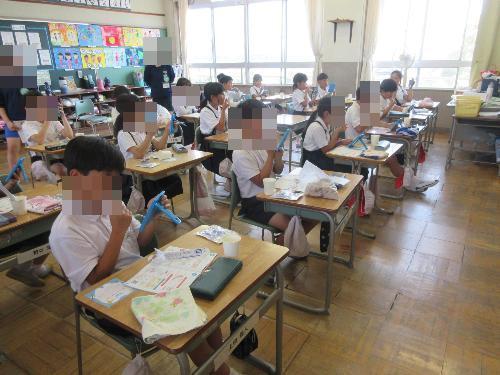 鏡を見ながら歯磨きをする様子