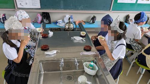 5年生がお茶を飲む様子