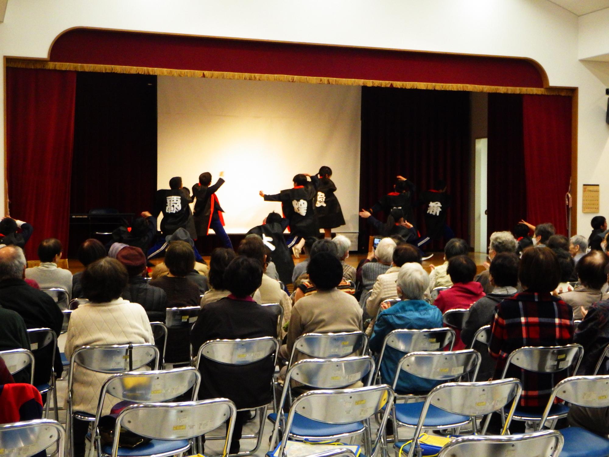 ソーラン節をステージで踊る様子