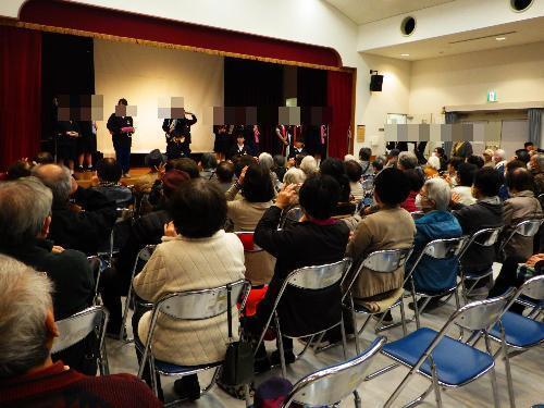 ステージで5年生が演奏をする様子