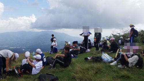 頂上で景色を眺める様子