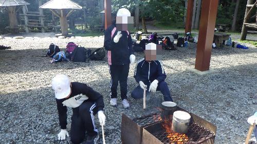 野外炊飯をしている様子