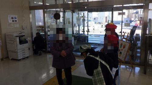 お客さんを5年生が出迎えている様子