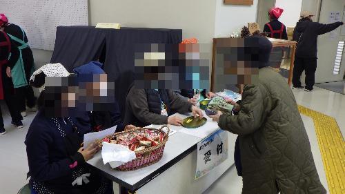 5年生が受付をしている様子