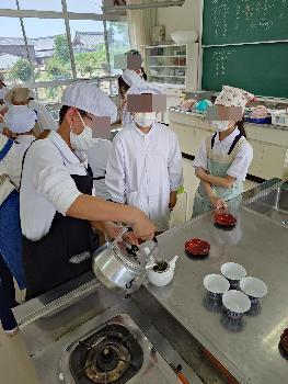 熱湯を注ぐときは慎重に！