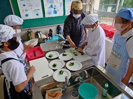 ゆで野菜を切っているところ
