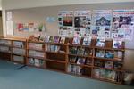 低めの本棚が設置された低学年用図書コーナーの写真