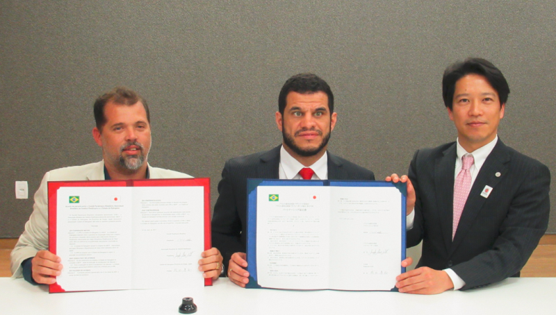 パートナーシップ協定書締結した際のブラジル連邦共和国パラバレーボール協会長とブラジル連邦共和国パラリンピック委員会委員長と加古川市長の写真