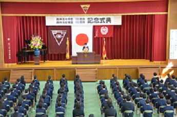記念式典で、児童代表がスピーチをしている。