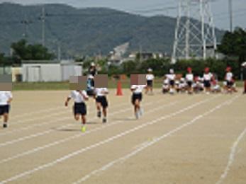 幼稚園と低学年の徒競走練習風景