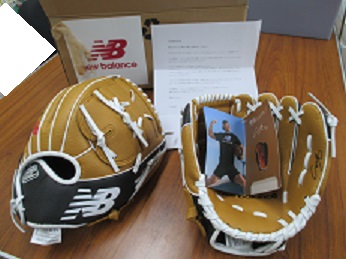 大谷翔平選手のグローブの内の2つ。入っていた箱と、選手からの手紙と共に写っている。