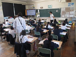 2年生が算数の授業で、担任の指示を聞いてノートをとっている様子。