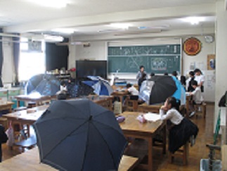 4年生が図工の学習で、傘をモチーフにした作品を作っている様子。