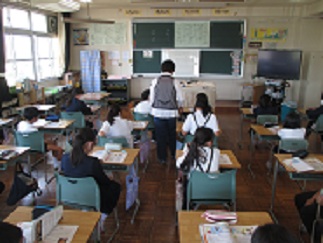 5年生が音楽の学習で、正しく音符をかけているかチェックを受けている様子。