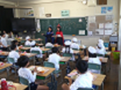 西神吉小学校のキャラクター、ピッカリ星人が、2年生の教室であいさつを奨めている。