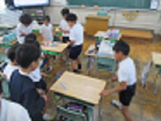 雨の日の休み時間、教室で児童が定規を使ったり、UNOをしたりしている。