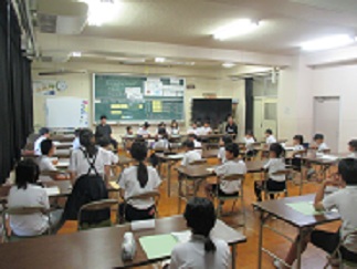 代表委員会の様子。学級委員と、委員会の委員長が集まって、学校のための話し合いをしている。