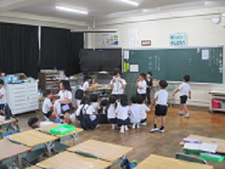 2年生で、先生の出すなぞなぞに児童が答えている様子。