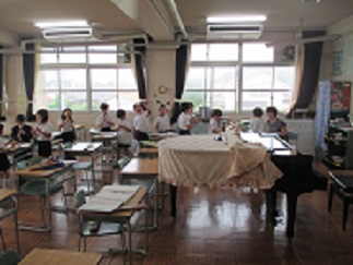 音楽室で、自主的にリコーダー練習をしている児童たち。
