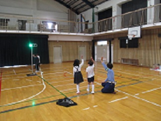 1年生と2年生による、横断歩道のわたり方訓練の様子。