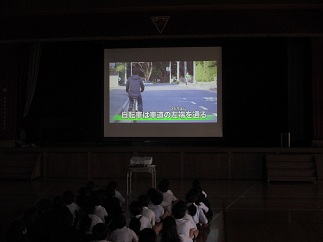 3年生が、自転車の乗り方についてのDVDを見ている。