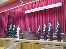 令和8年度着任式の様子。新しく来られた先生達が7名、体育館の壇上に並んでいる。